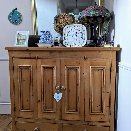 Number 18 3* ويتبي